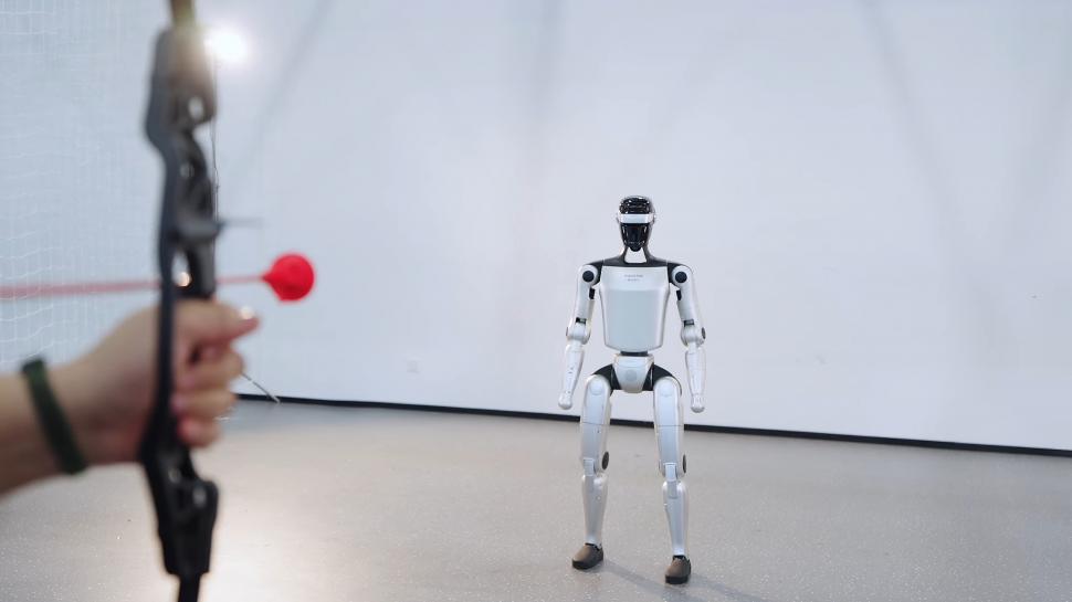 Un robot umanoid a reușit să se ferească de o săgeată trasă spre el de la doar câțiva metri. Momentul a fost filmat 1026460