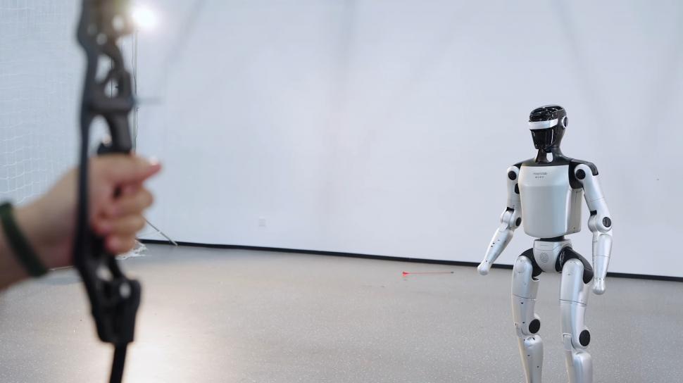 Un robot umanoid a reușit să se ferească de o săgeată trasă spre el de la doar câțiva metri. Momentul a fost filmat 1026461