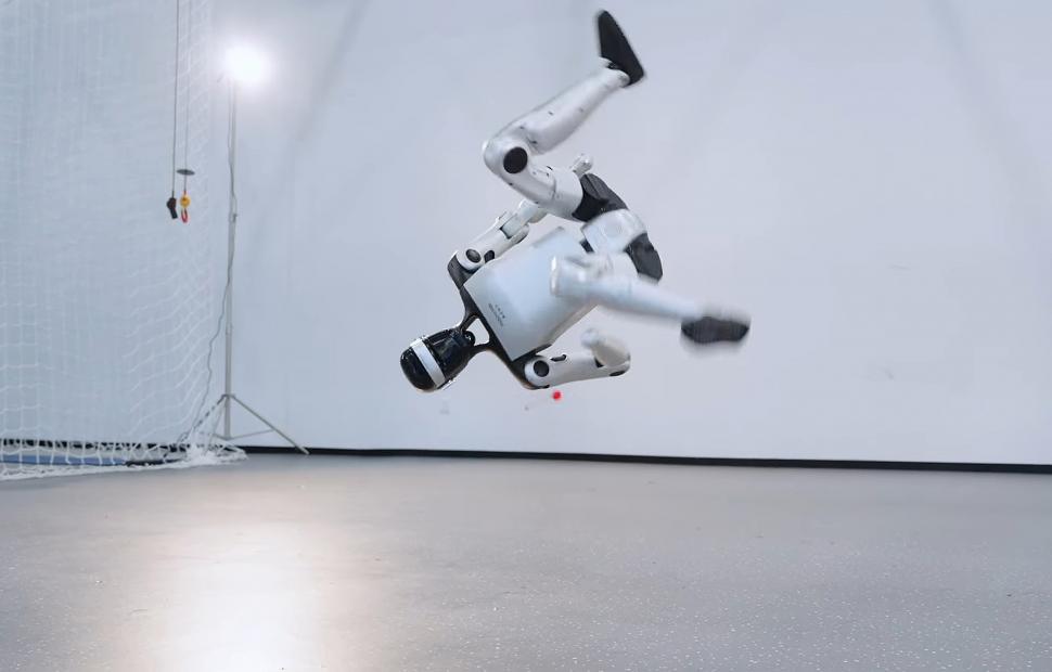 Un robot umanoid a reușit să se ferească de o săgeată trasă spre el de la doar câțiva metri. Momentul a fost filmat 1026463