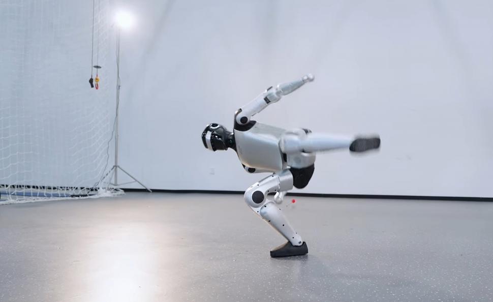 Un robot umanoid a reușit să se ferească de o săgeată trasă spre el de la doar câțiva metri. Momentul a fost filmat 1026464