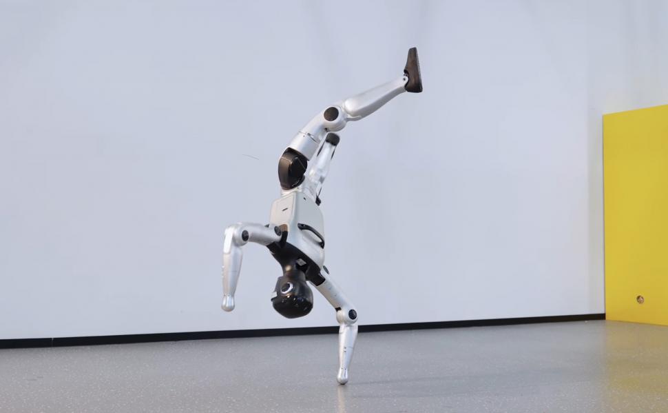 Un robot umanoid a reușit să se ferească de o săgeată trasă spre el de la doar câțiva metri. Momentul a fost filmat 1026465