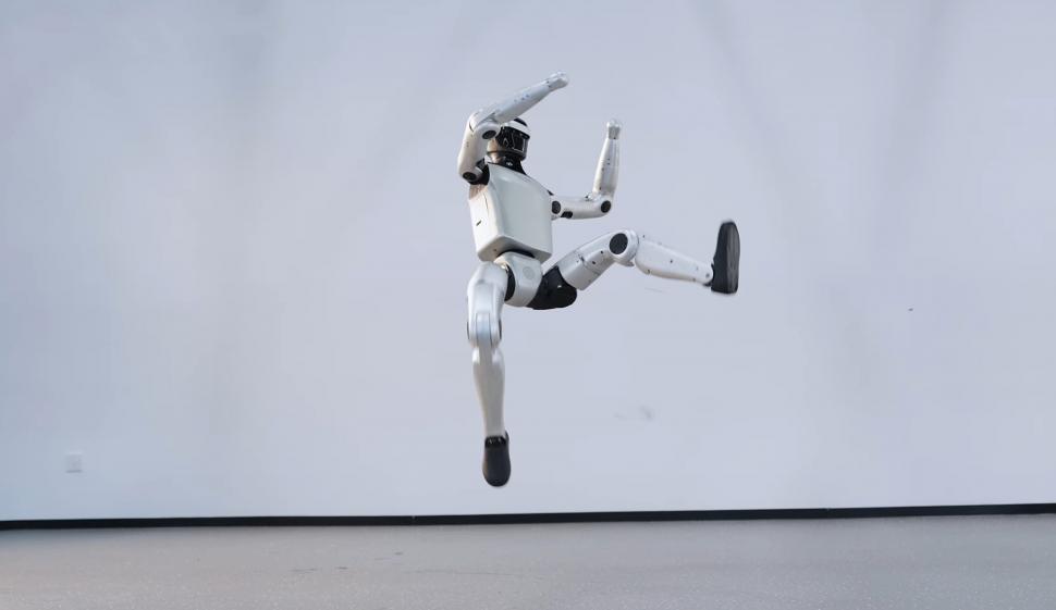 Un robot umanoid a reușit să se ferească de o săgeată trasă spre el de la doar câțiva metri. Momentul a fost filmat 1026466