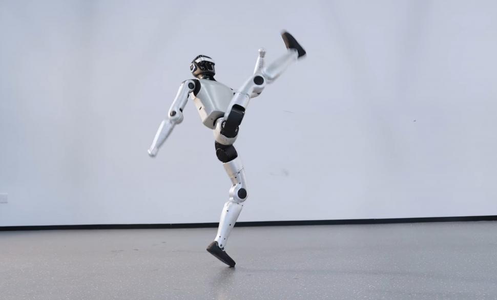 Un robot umanoid a reușit să se ferească de o săgeată trasă spre el de la doar câțiva metri. Momentul a fost filmat 1026467