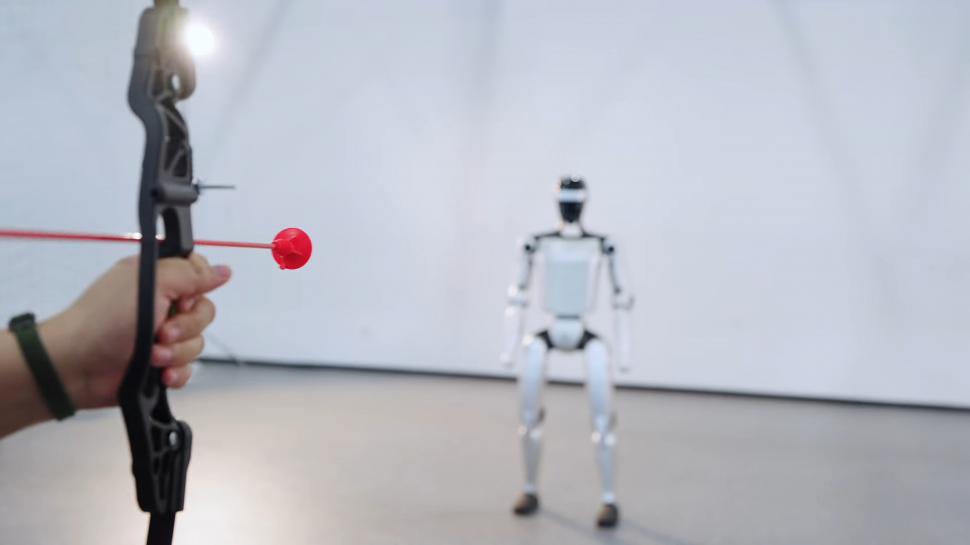 Un robot umanoid a reușit să se ferească de o săgeată trasă spre el de la doar câțiva metri. Momentul a fost filmat 1026468