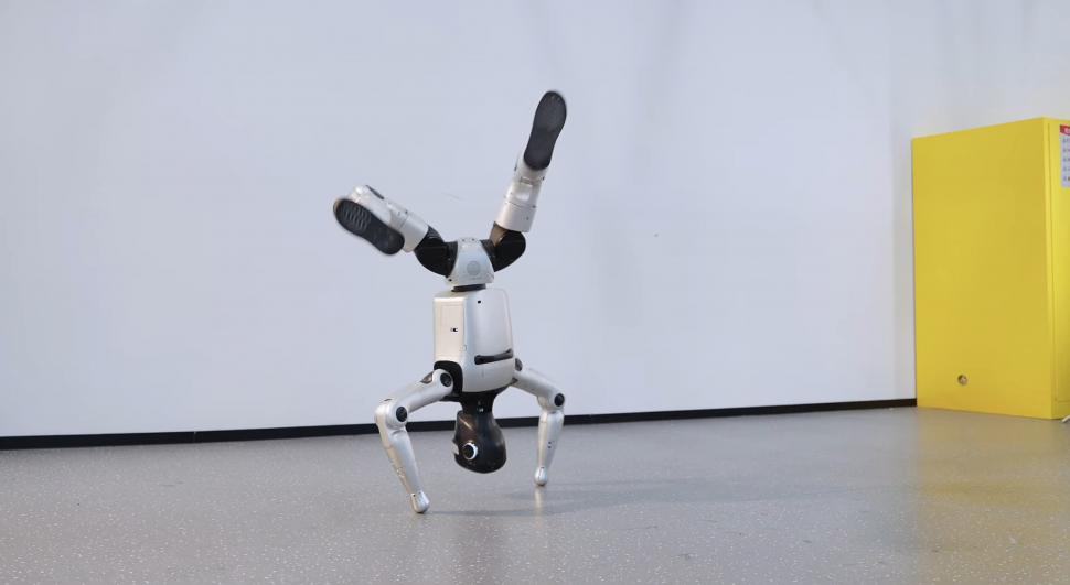 Un robot umanoid a reușit să se ferească de o săgeată trasă spre el de la doar câțiva metri. Momentul a fost filmat 1026469