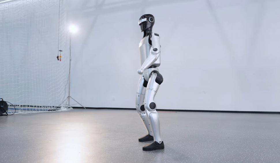 Un robot umanoid a reușit să se ferească de o săgeată trasă spre el de la doar câțiva metri. Momentul a fost filmat 1026470