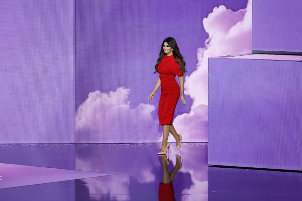 Ambasadoarea SUA la Atena a apărut într-o rochie transparentă la un eveniment și a stârnit mare agitație. Cine este Kimberly Guilfoyle 1026962