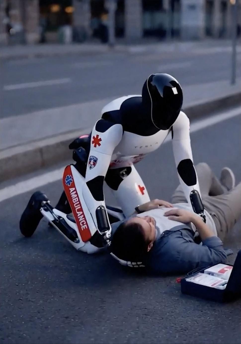 Elon Musk a arătat viitorul cu Optimus: Videoclipul cu robotul umanoid ca paramedic, polițist sau muncitor pe șantier a ajuns viral 1026814