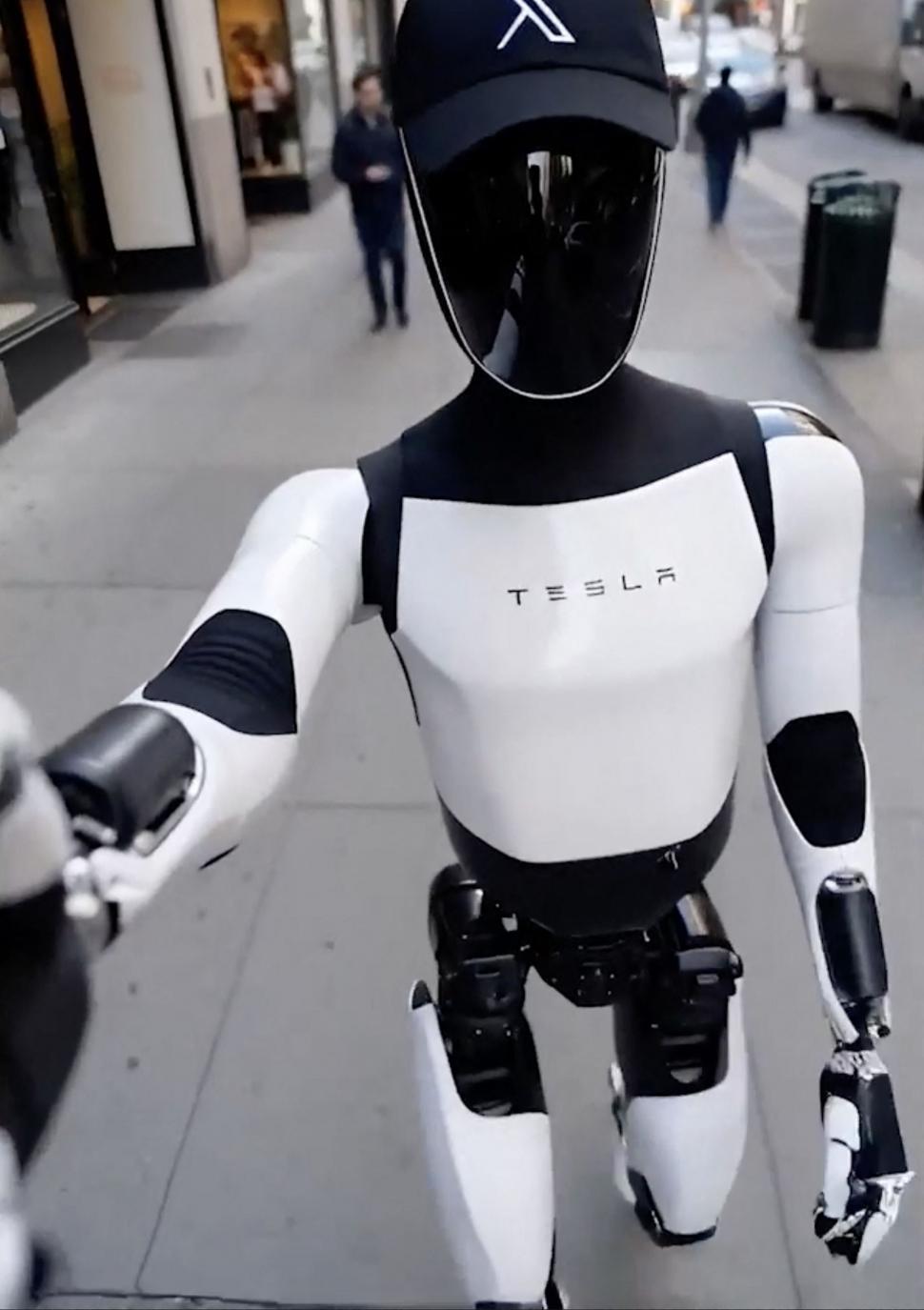 Elon Musk a arătat viitorul cu Optimus: Videoclipul cu robotul umanoid ca paramedic, polițist sau muncitor pe șantier a ajuns viral 1026821