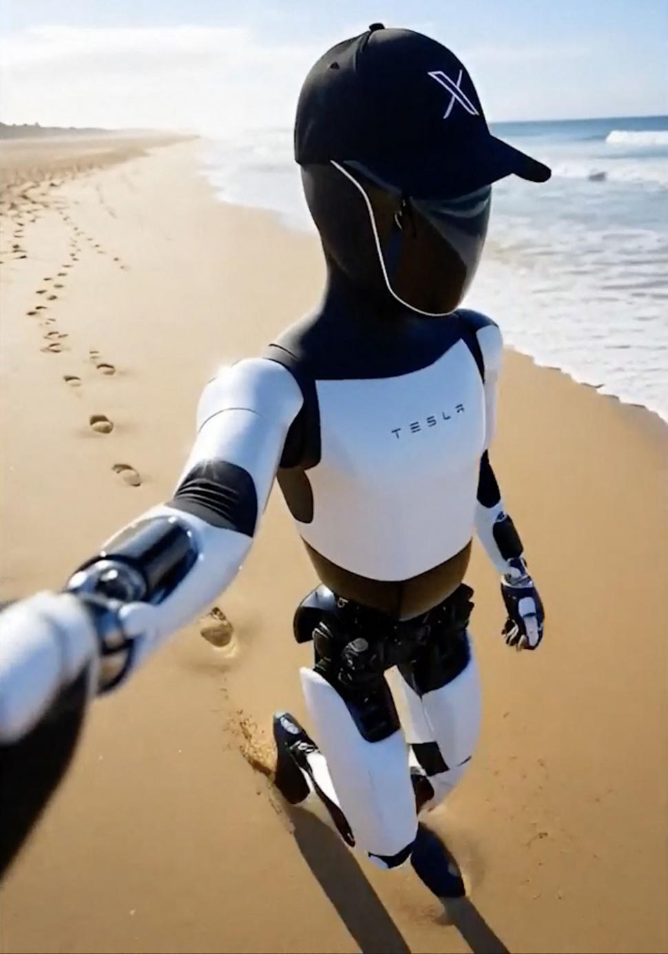 Elon Musk a arătat viitorul cu Optimus: Videoclipul cu robotul umanoid ca paramedic, polițist sau muncitor pe șantier a ajuns viral 1026822