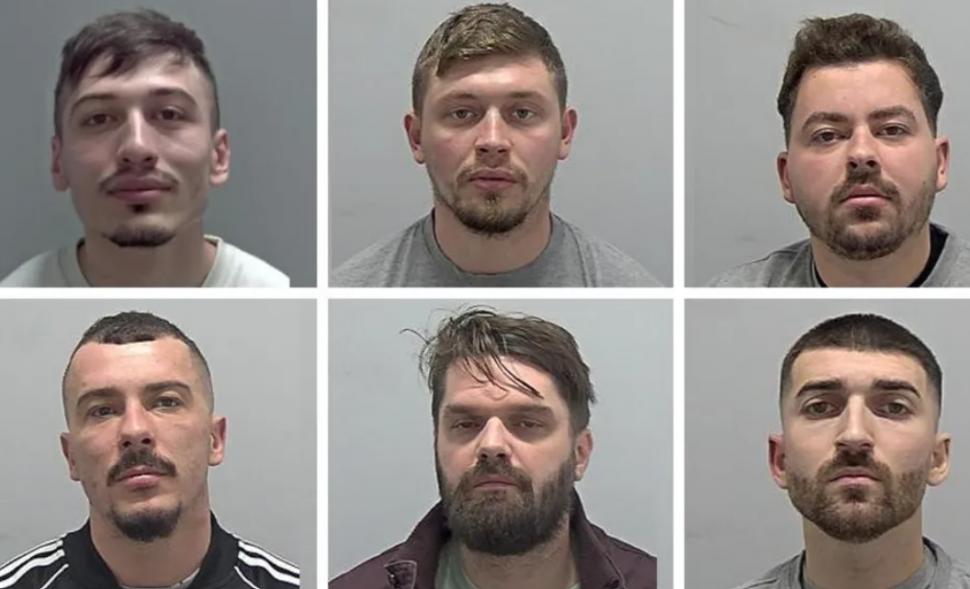 Niște români au descoperit cum să fure banii din bancomatele din UK. Polițiștii au găsit ceva surprinzător la ei acasă, în România 1026827