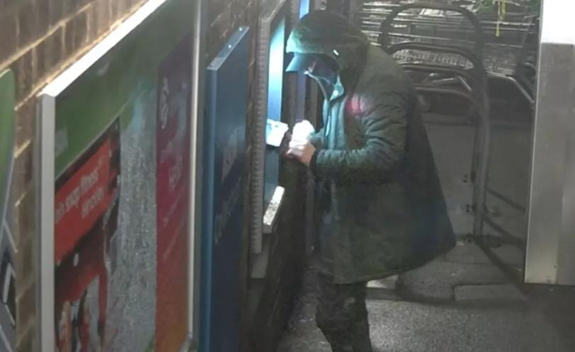 Niște români au descoperit cum să fure banii din bancomatele din UK. Polițiștii au găsit ceva surprinzător la ei acasă, în România 1026831