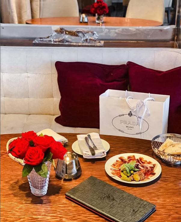 O falsă influenceriță gastronomică mergea cu aparatul foto la restaurante de lux ca să mănânce fără să plătească. A fost arestată 1026868