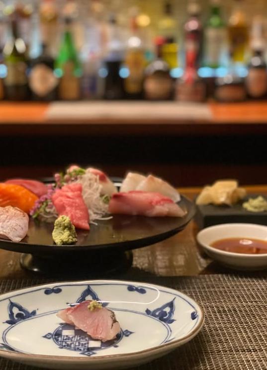 O falsă influenceriță gastronomică mergea cu aparatul foto la restaurante de lux ca să mănânce fără să plătească. A fost arestată 1026869