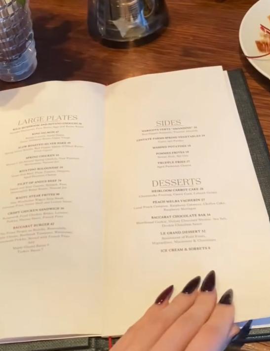 O falsă influenceriță gastronomică mergea cu aparatul foto la restaurante de lux ca să mănânce fără să plătească. A fost arestată 1026870