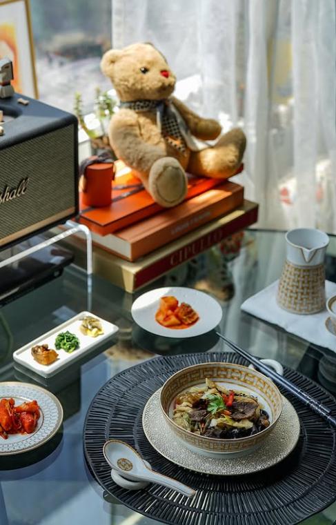 O falsă influenceriță gastronomică mergea cu aparatul foto la restaurante de lux ca să mănânce fără să plătească. A fost arestată 1026873