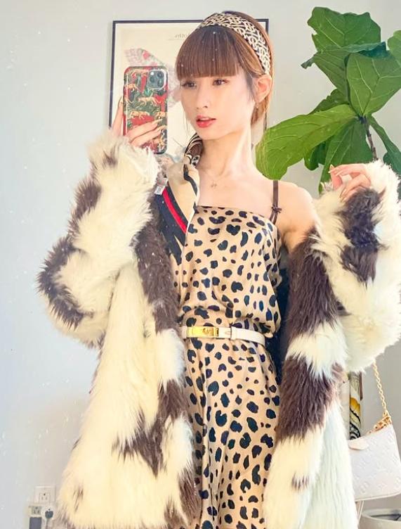 O falsă influenceriță gastronomică mergea cu aparatul foto la restaurante de lux ca să mănânce fără să plătească. A fost arestată 1026874