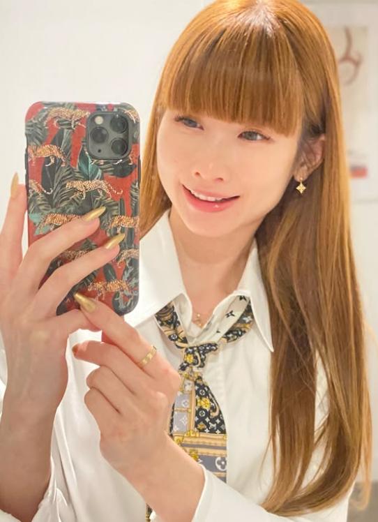 O falsă influenceriță gastronomică mergea cu aparatul foto la restaurante de lux ca să mănânce fără să plătească. A fost arestată 1026876