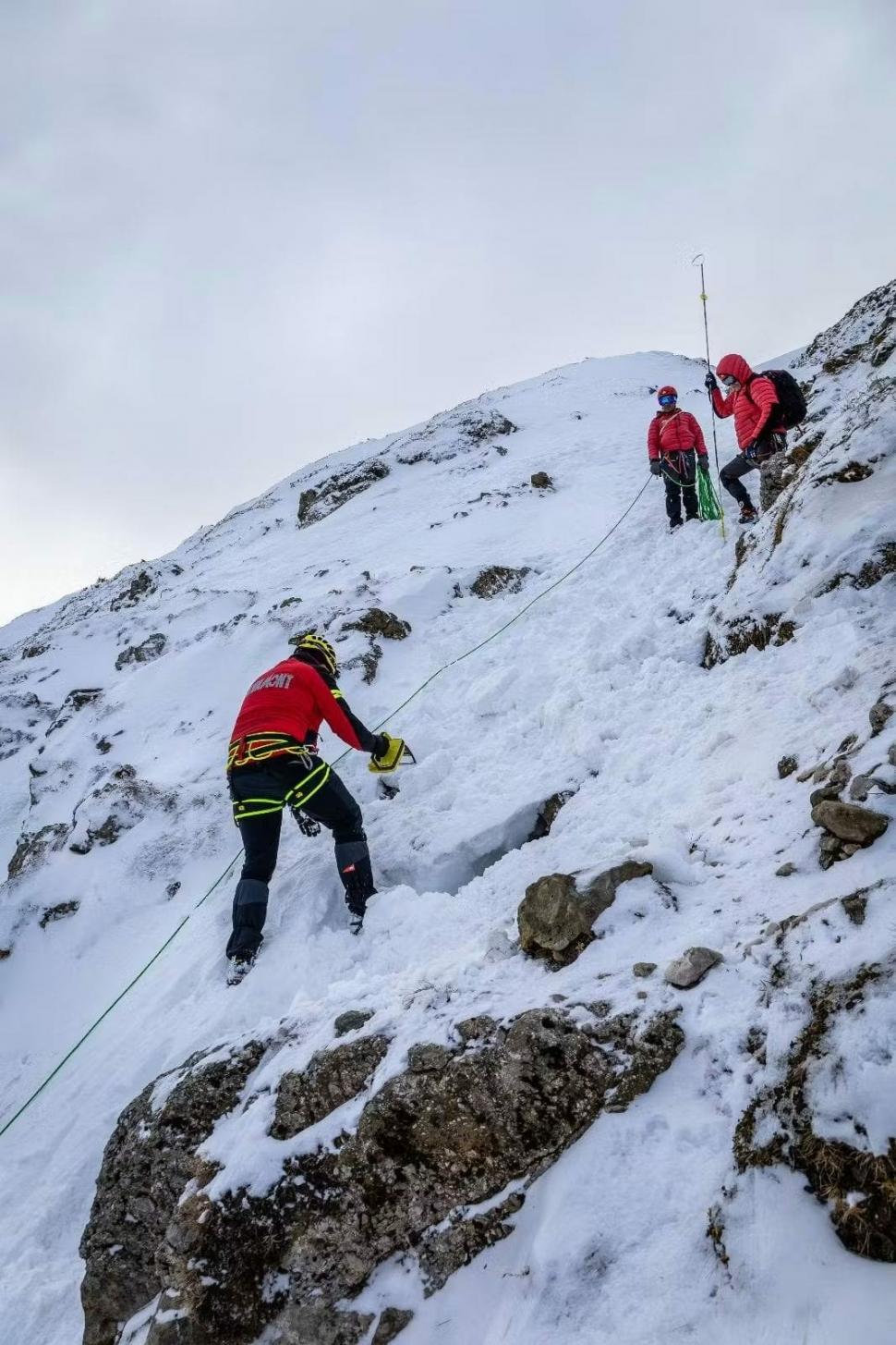 Pentru prima dată, un elicopter Black Hawk intervine într-o operațiune de salvare montană: Un tânăr e dispărut de 4 zile în Bucegi 1026788