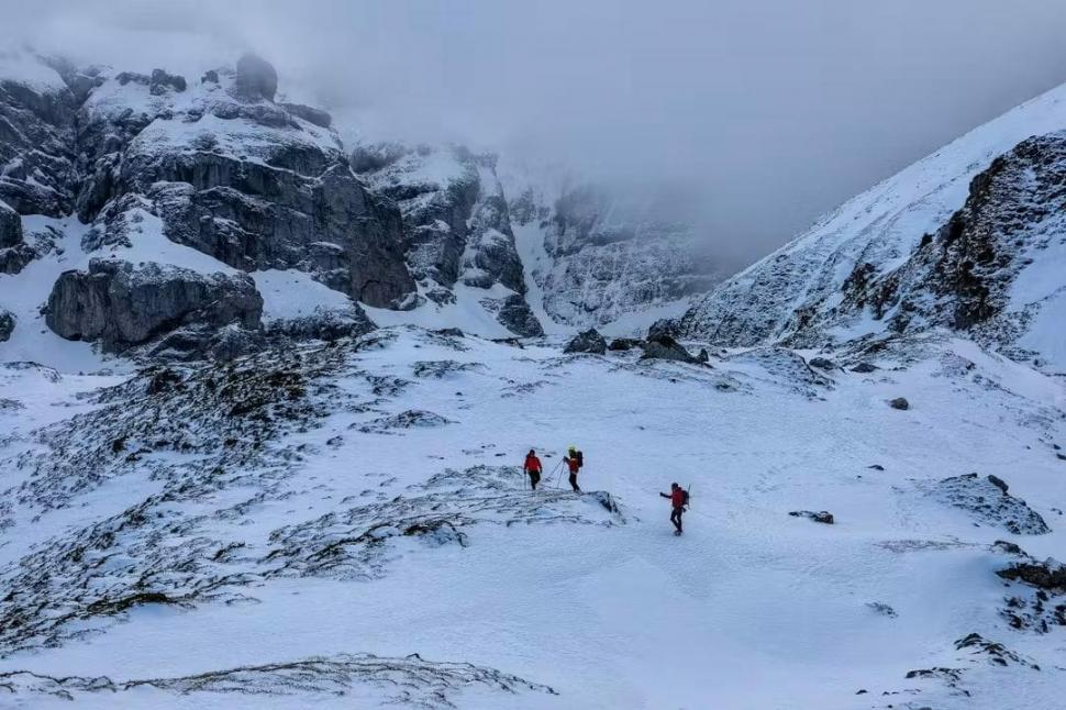 Pentru prima dată, un elicopter Black Hawk intervine într-o operațiune de salvare montană: Un tânăr e dispărut de 4 zile în Bucegi 1026789