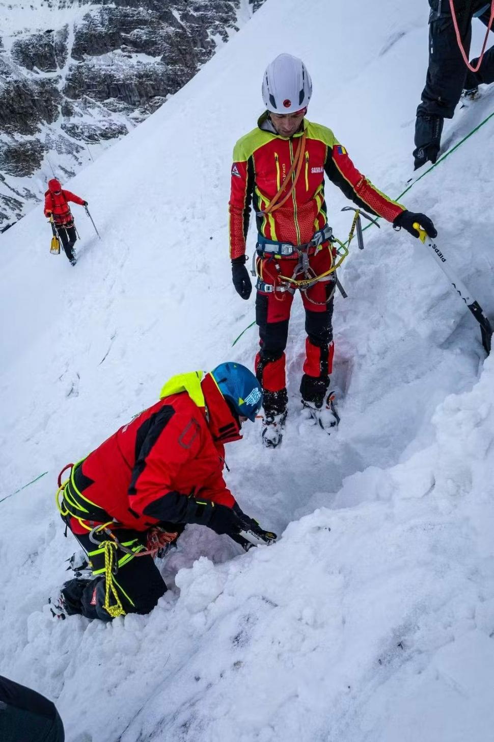 Pentru prima dată, un elicopter Black Hawk intervine într-o operațiune de salvare montană: Un tânăr e dispărut de 4 zile în Bucegi 1026791