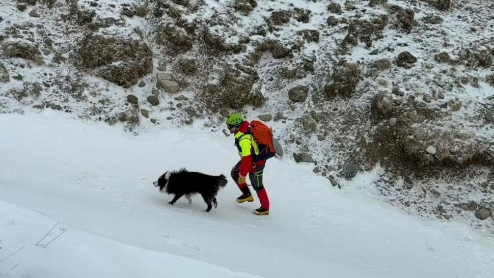 Pentru prima dată, un elicopter Black Hawk intervine într-o operațiune de salvare montană: Un tânăr e dispărut de 4 zile în Bucegi 1026793