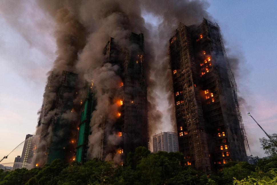 Numărul morţilor în incendiul din Hong Kong a ajuns la 75. Blocurile încă ard, sunt oameni blocați. Trei persoane au fost arestate 1026765