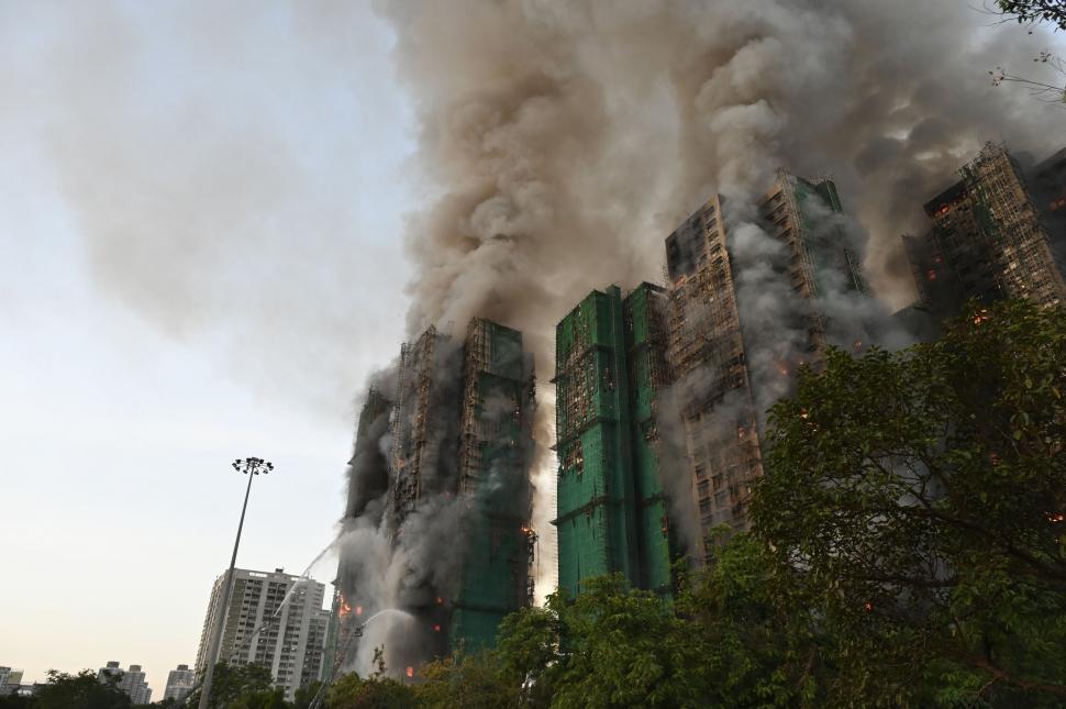 Numărul morţilor în incendiul din Hong Kong a ajuns la 75. Blocurile încă ard, sunt oameni blocați. Trei persoane au fost arestate 1026777