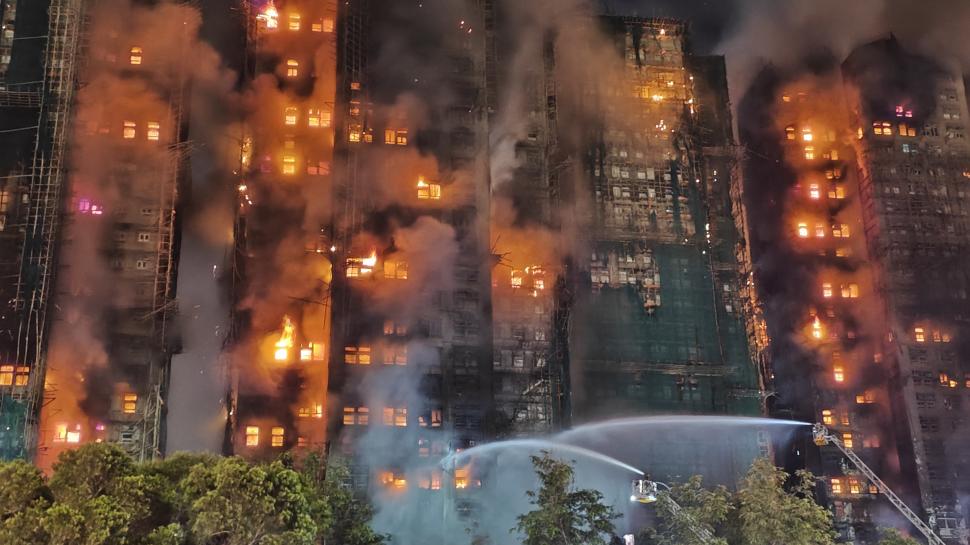 Numărul morţilor în incendiul din Hong Kong a ajuns la 75. Blocurile încă ard, sunt oameni blocați. Trei persoane au fost arestate 1026778