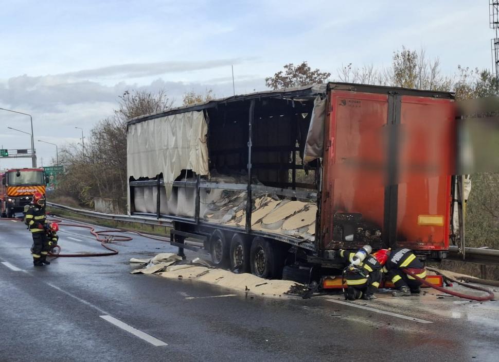Un TIR cu 24 de tone de îngrăşământ a luat foc lângă staţia de taxare Feteşti. Incendiul a fost stins, nu sunt victime 1026807