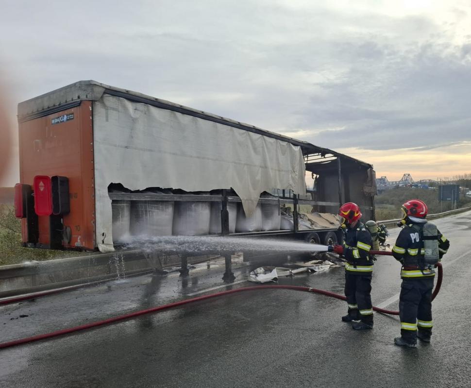 Un TIR cu 24 de tone de îngrăşământ a luat foc lângă staţia de taxare Feteşti. Incendiul a fost stins, nu sunt victime 1026808