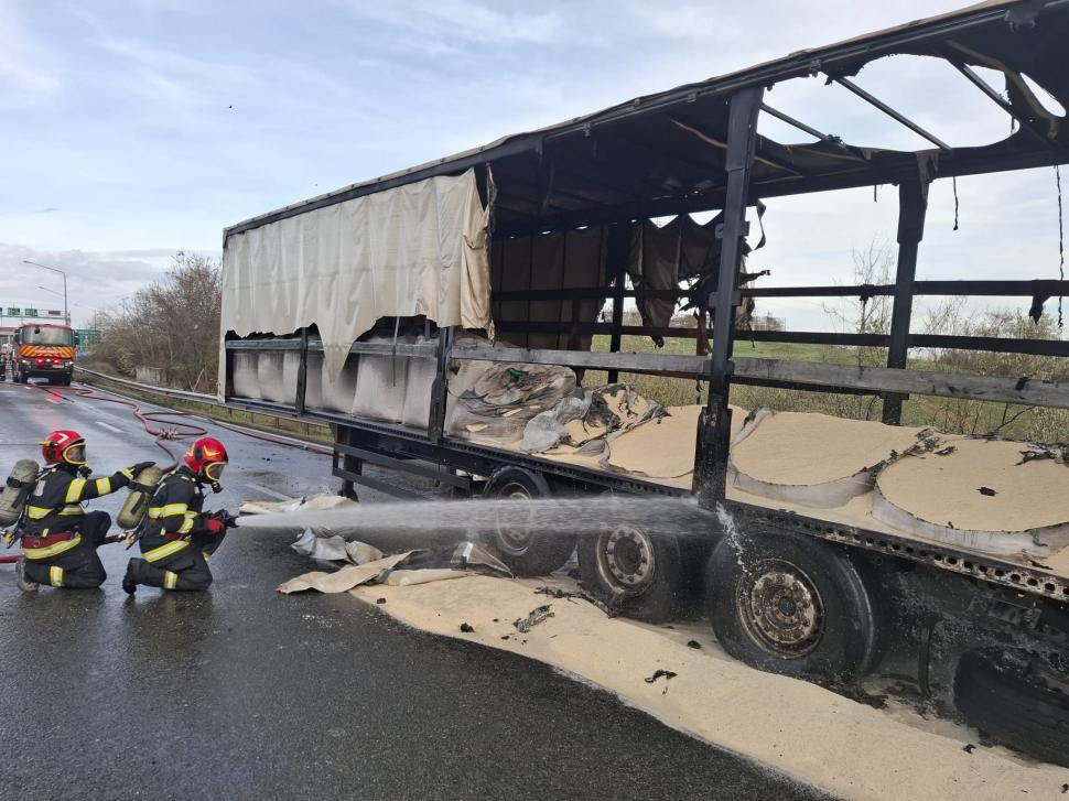 Un TIR cu 24 de tone de îngrăşământ a luat foc lângă staţia de taxare Feteşti. Incendiul a fost stins, nu sunt victime 1026809
