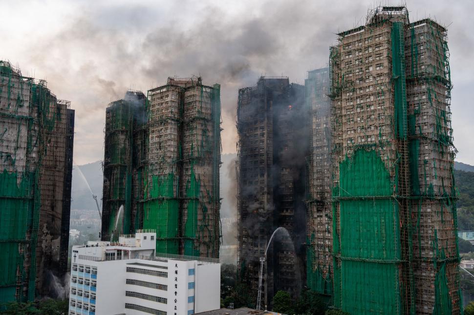 De ce Hong Kong folosește încă schele din bambus la construcții: Subiectul a devenit viral după incendiul de la Wang Fuk Court 1027243