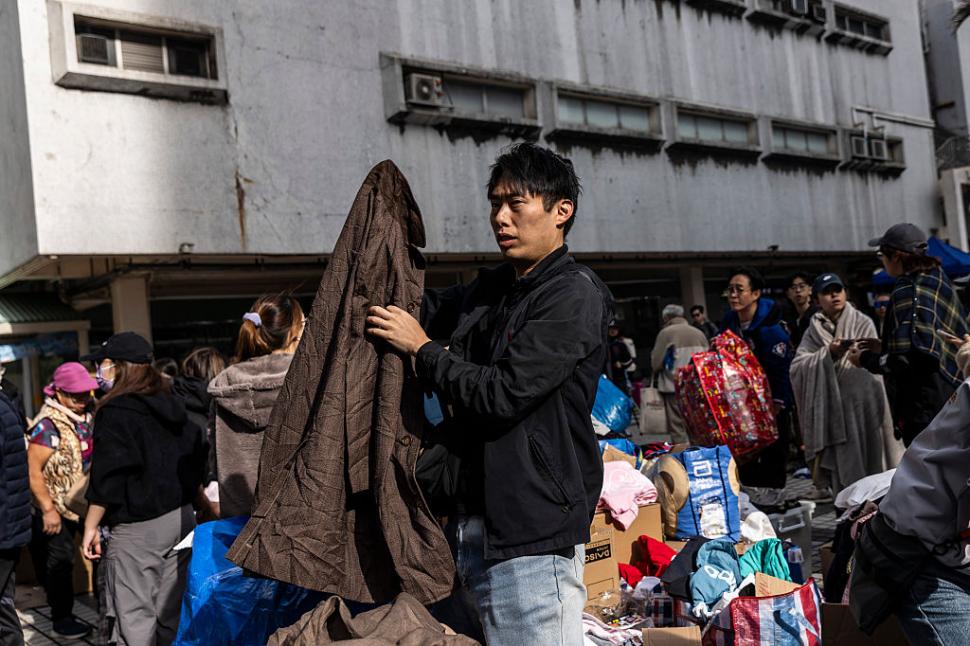 Șocul lasă loc furiei după cel mai grav incendiu din Hong Kong din ultimele decenii, cu 128 de morți. Alarmele erau dezactivate 1027141