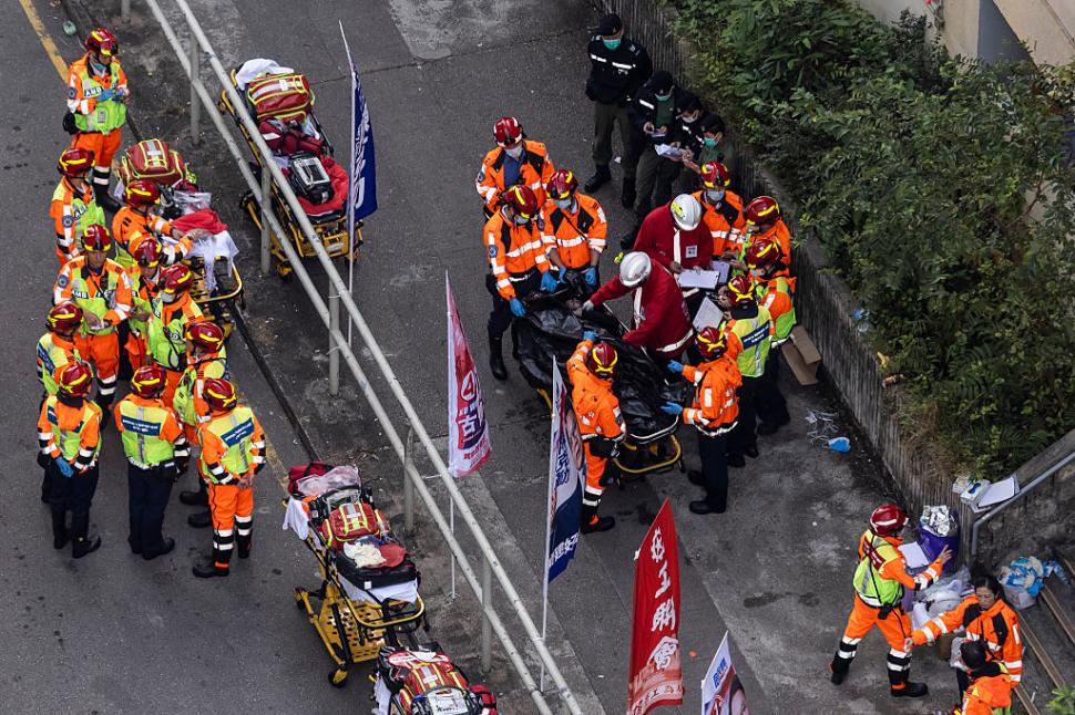 Șocul lasă loc furiei după cel mai grav incendiu din Hong Kong din ultimele decenii, cu 128 de morți. Alarmele erau dezactivate 1027142