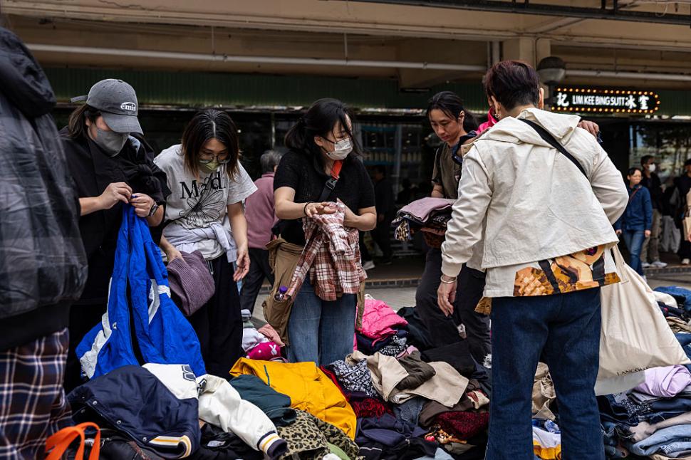 Șocul lasă loc furiei după cel mai grav incendiu din Hong Kong din ultimele decenii, cu 128 de morți. Alarmele erau dezactivate 1027143