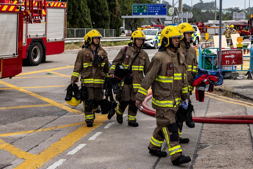 Șocul lasă loc furiei după cel mai grav incendiu din Hong Kong din ultimele decenii, cu 128 de morți. Alarmele erau dezactivate 1027144