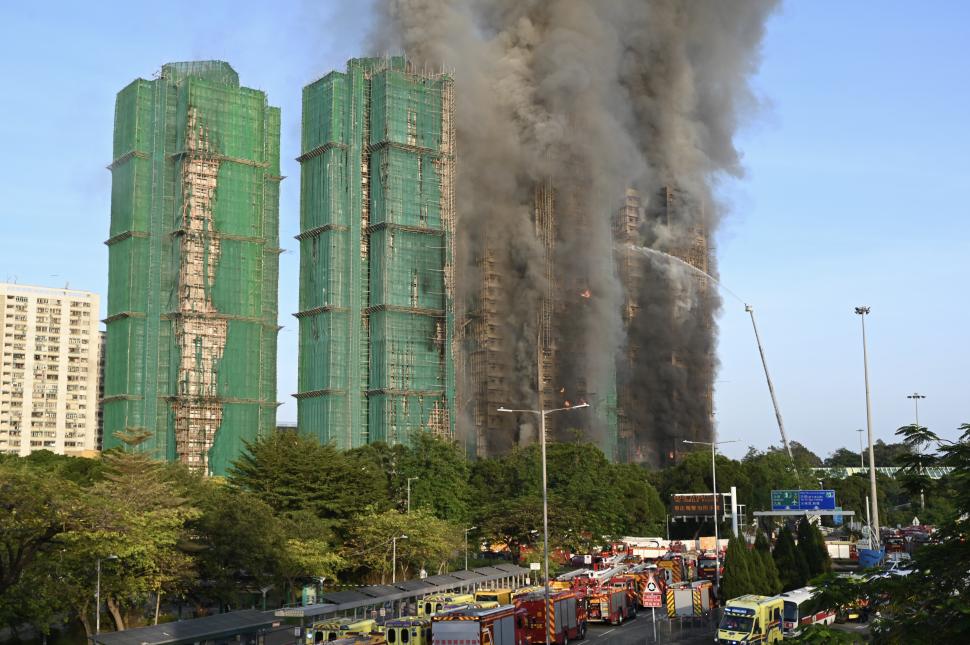Șocul lasă loc furiei după cel mai grav incendiu din Hong Kong din ultimele decenii, cu 128 de morți. Alarmele erau dezactivate 1027151