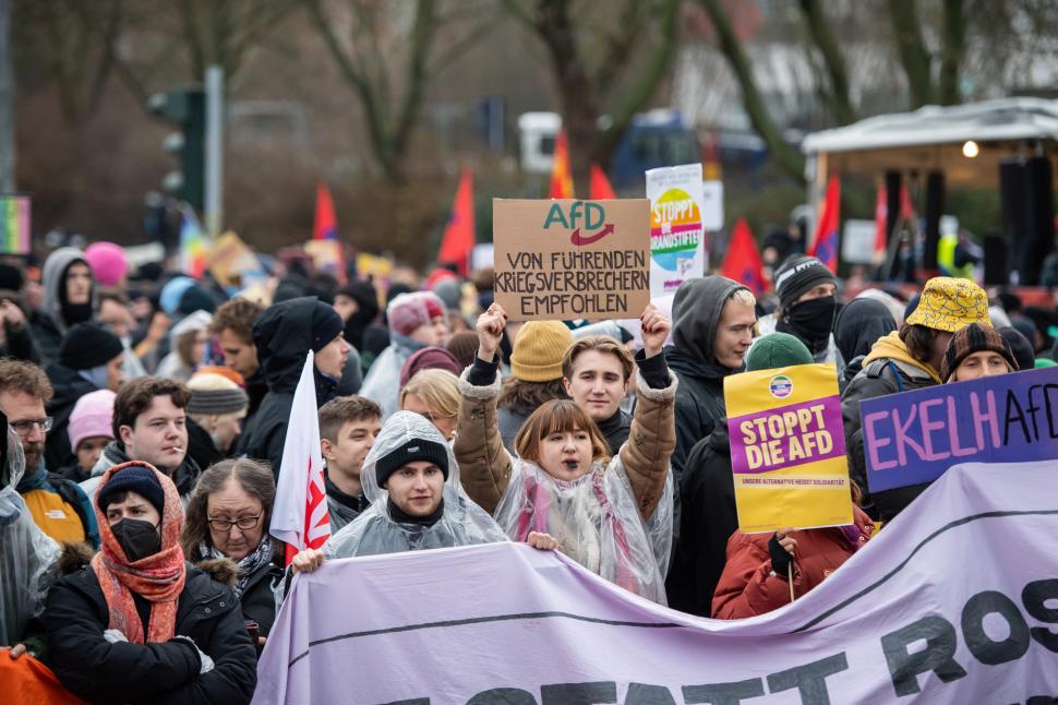 Debut cu scandal pentru noua generație AfD: violențe, răniri și mii de oameni în stradă în Germania 1027537