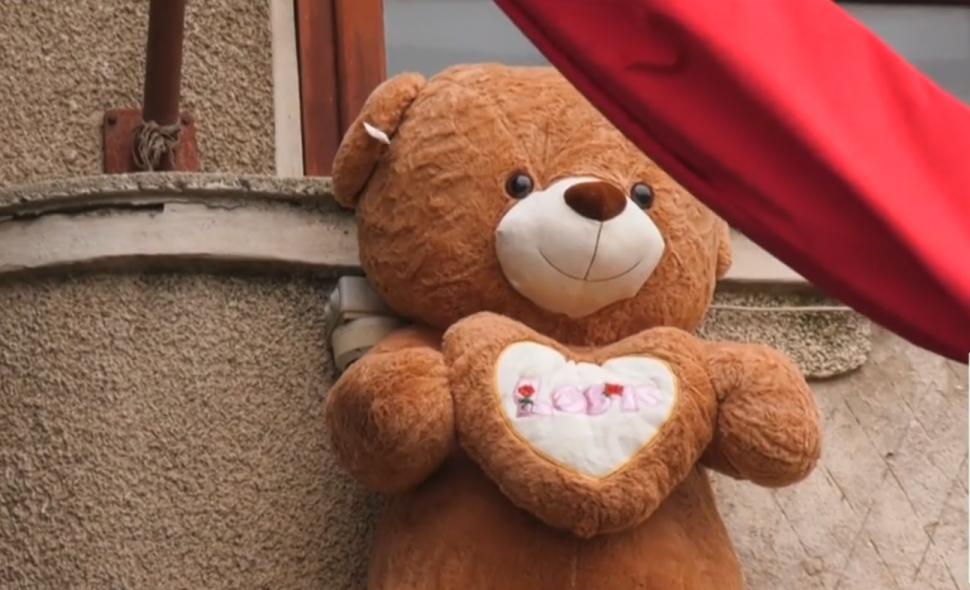 Imagini virale în Constanța. Primăria a vrut să înfrumusețeze cu ursuleți de pluș o clădire veche, dar efectul nu a fost cel așteptat 1027470