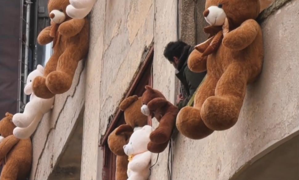 Imagini virale în Constanța. Primăria a vrut să înfrumusețeze cu ursuleți de pluș o clădire veche, dar efectul nu a fost cel așteptat 1027471