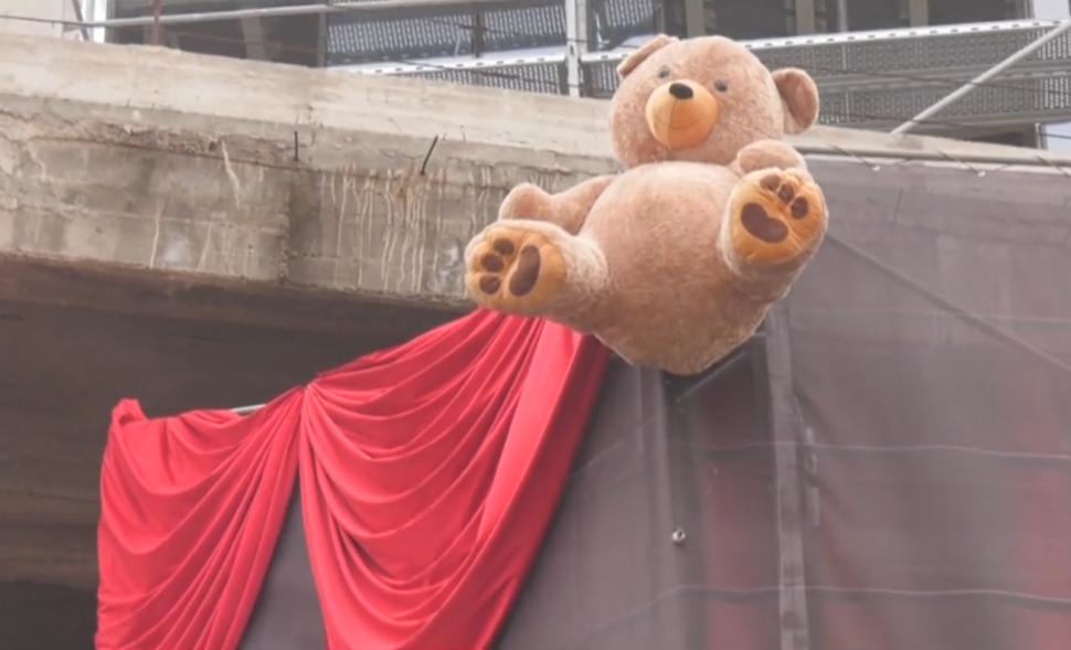 Imagini virale în Constanța. Primăria a vrut să înfrumusețeze cu ursuleți de pluș o clădire veche, dar efectul nu a fost cel așteptat 1027472