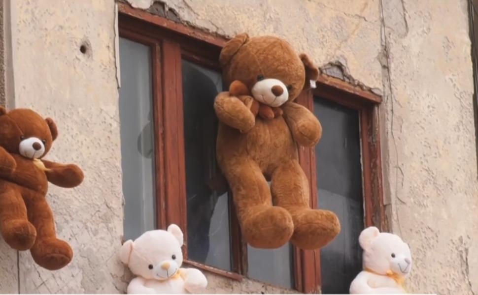 Imagini virale în Constanța. Primăria a vrut să înfrumusețeze cu ursuleți de pluș o clădire veche, dar efectul nu a fost cel așteptat 1027473