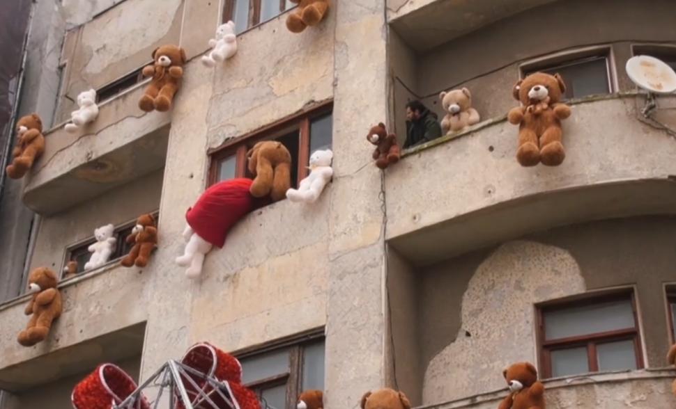 Imagini virale în Constanța. Primăria a vrut să înfrumusețeze cu ursuleți de pluș o clădire veche, dar efectul nu a fost cel așteptat 1027474
