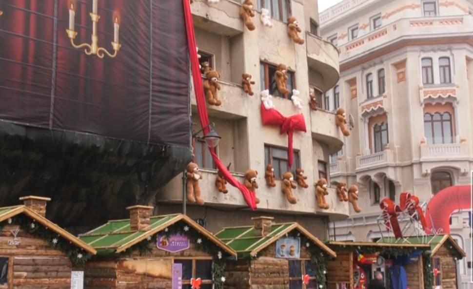 Imagini virale în Constanța. Primăria a vrut să înfrumusețeze cu ursuleți de pluș o clădire veche, dar efectul nu a fost cel așteptat 1027475