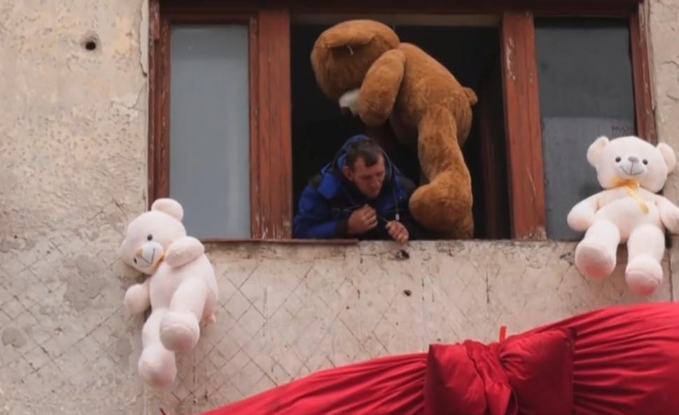 Imagini virale în Constanța. Primăria a vrut să înfrumusețeze cu ursuleți de pluș o clădire veche, dar efectul nu a fost cel așteptat 1027476