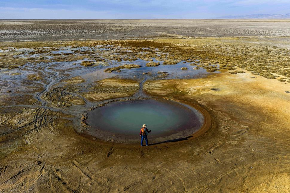 O dronă a surprins imagini spectaculoase cu gheizerul din care „erupe” apă rece: A fost descoperit întâmplător, într-o regiune aridă 1026840