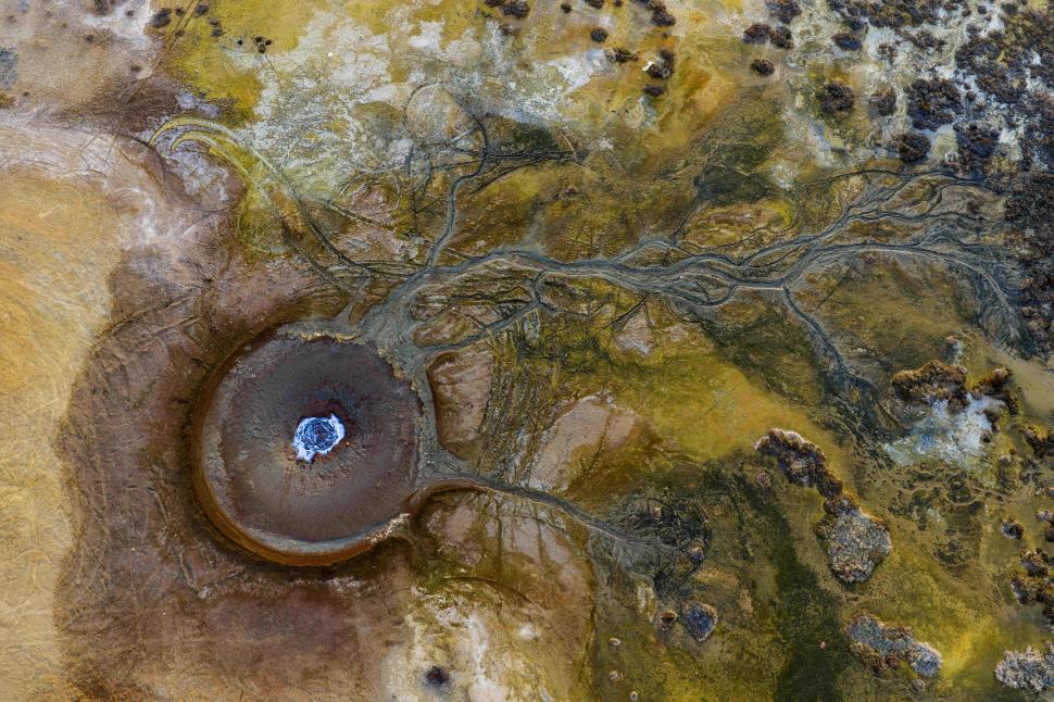 O dronă a surprins imagini spectaculoase cu gheizerul din care „erupe” apă rece: A fost descoperit întâmplător, într-o regiune aridă 1026841