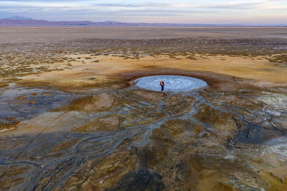 O dronă a surprins imagini spectaculoase cu gheizerul din care „erupe” apă rece: A fost descoperit întâmplător, într-o regiune aridă 1026842