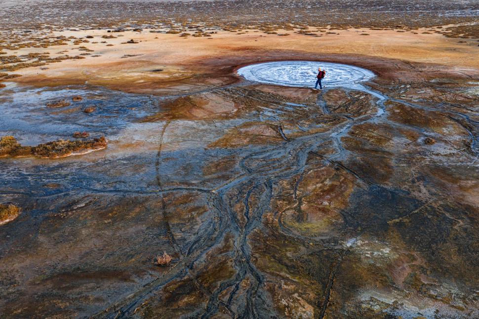 O dronă a surprins imagini spectaculoase cu gheizerul din care „erupe” apă rece: A fost descoperit întâmplător, într-o regiune aridă 1026843